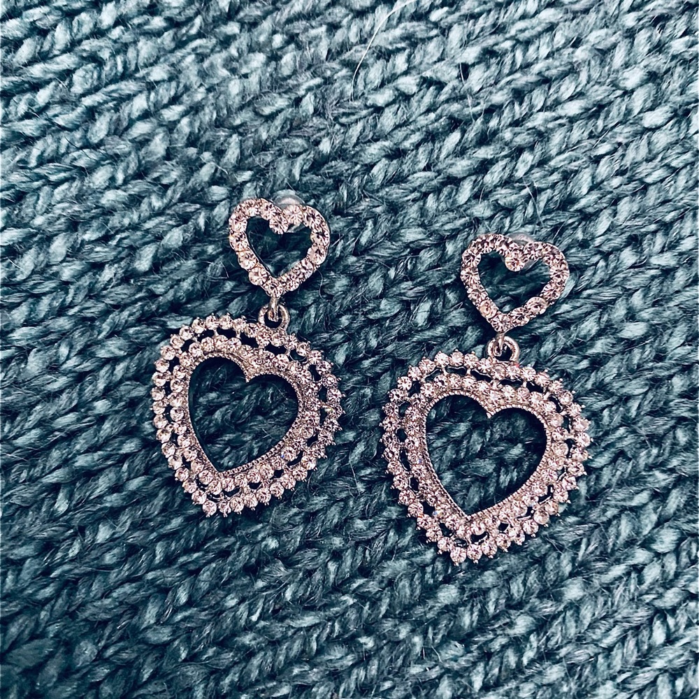 Dazzling, Dangling, Silvertone, heart shaped pierced earrings - Picture 2 of 2